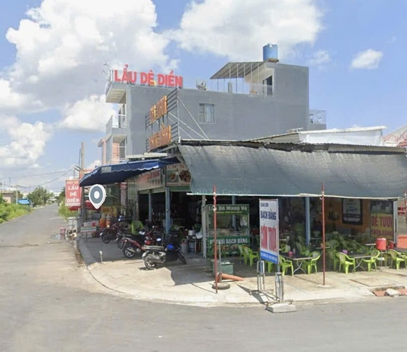 Bên ngoài quán bia tươi Bạch Đằng