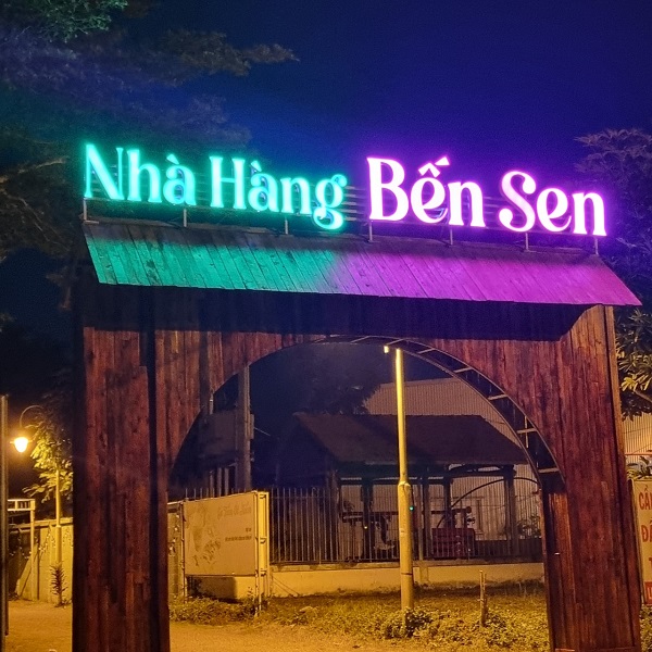 Cổng chào nhà hàng Bến Sen Long Hậu - ảnh 2