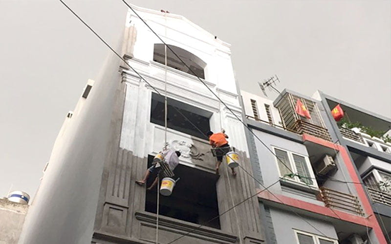Thợ sơn làm việc ngoài trời tuân thủ nghiêm ngặt quy định an toàn lao động