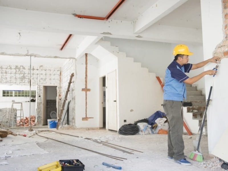 Kỹ sư đo đạc và kiểm tra kích thước kết cấu trực tiếp trên công trường