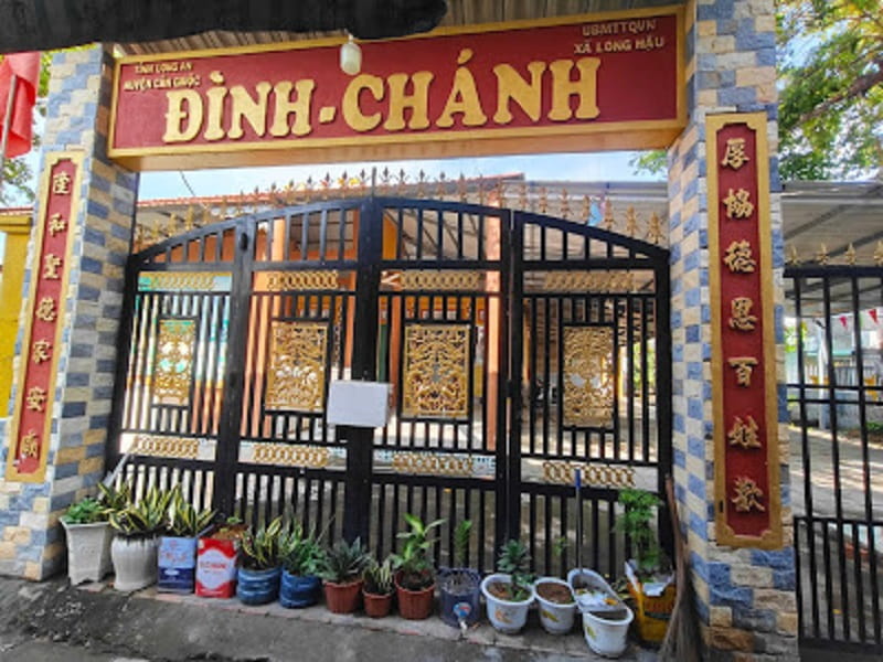 Cổng và khuôn viên của đình được xây dựng đơn giản nhưng vẫn giữ được sự trang nghiêm