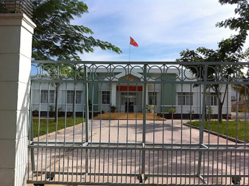 Cổng ra vào được xây dựng chắc chắn