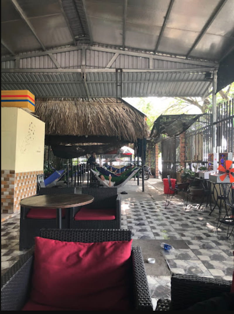 Quán có không gian rộng, thoáng đãng, là điểm hẹn quen thuộc của người dân nơi đây