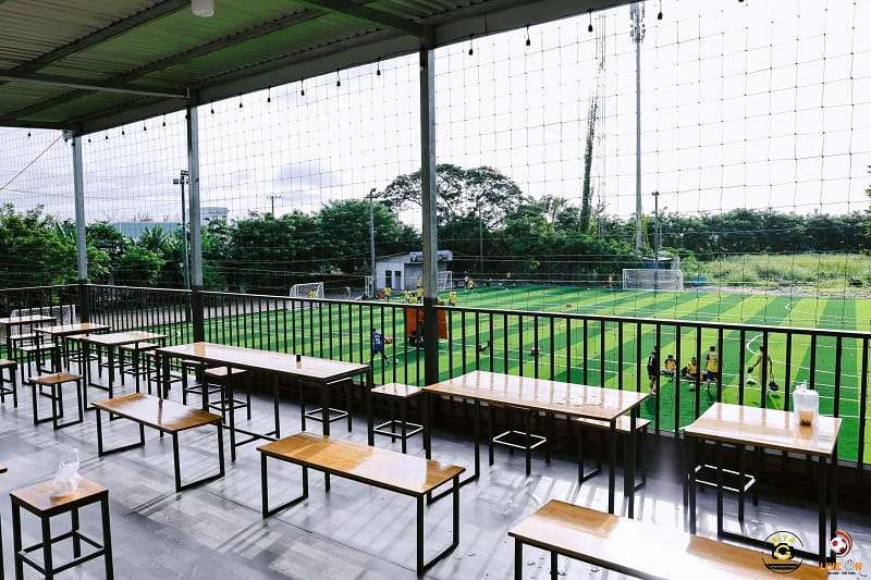 Không gian sân rộng rãi, sạch sẽ