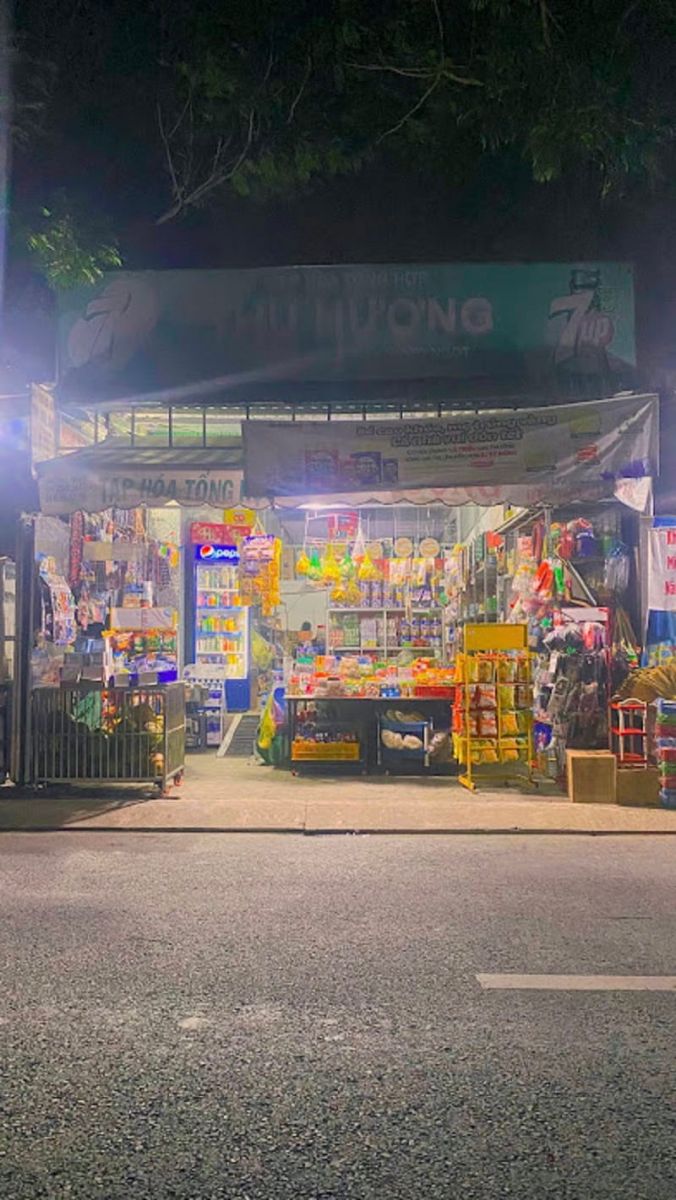 Cửa hàng tạp hóa nằm trong khu công nghiệp, tiện lợi để mua sắm
