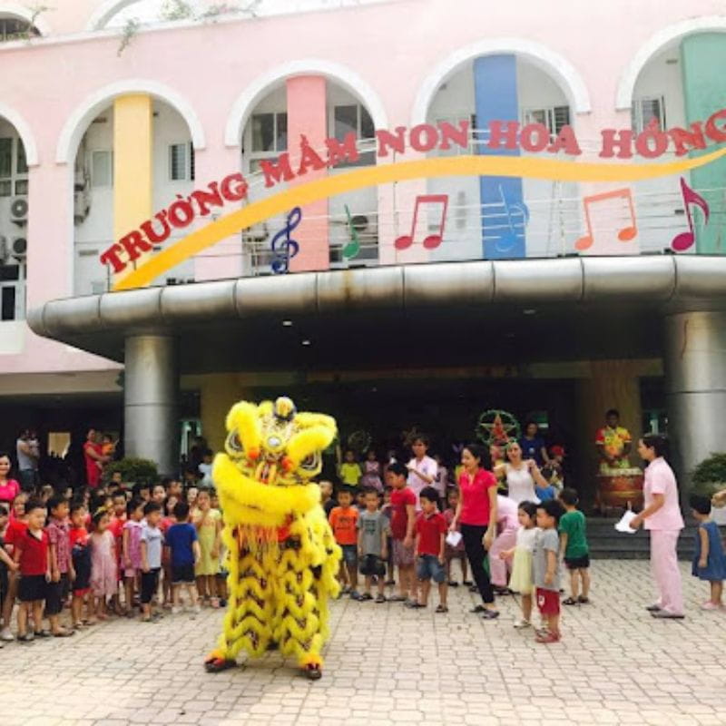 Trường Mầm non Hoa Hồng có chương trình giáo dục học tập  kết hợp vui chơi phù hợp cho các bé