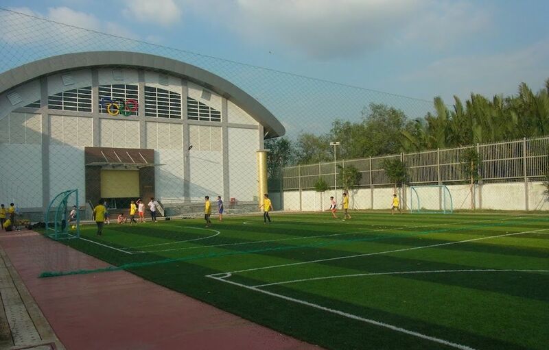 Sân bóng đá bên trong trường học - ảnh thực tế