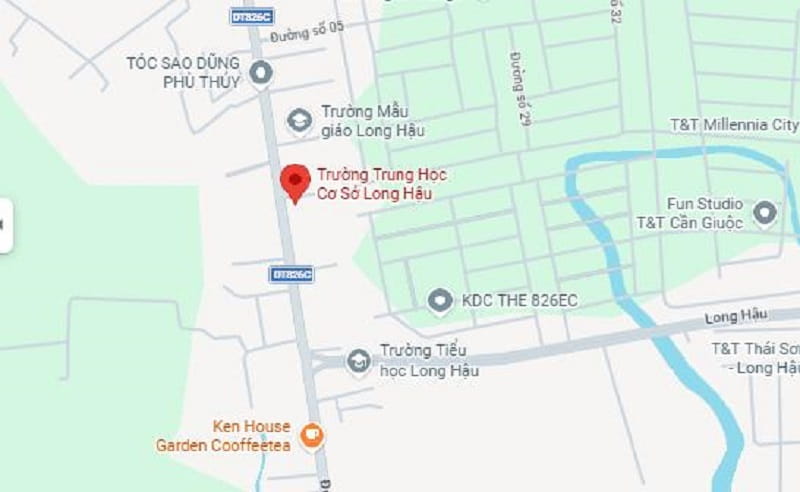 Trường nằm gần các tuyến đường thuận tiện cho việc đi lại của học sinh