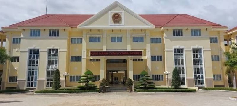 Bạn có thể liên hệ UBND xử lý hành chính, thủ tục giấy tờ nhà đất