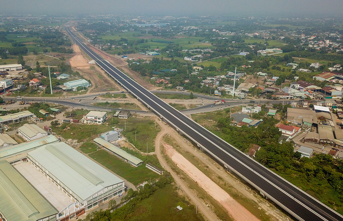 Bất động sản khu Tây TP HCM, đoạn qua quốc lộ 1A và cao tốc Bến Lức - TP HCM - Long Thành thuộc huyện Bình Chánh. Ảnh: Quỳnh Trần.