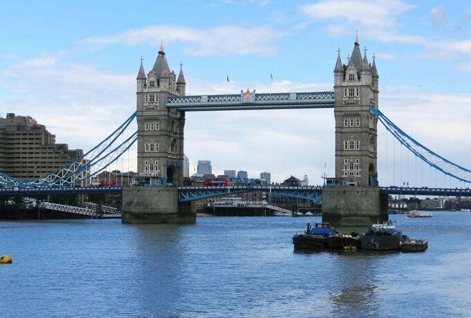 Cầu Tháp London bắc qua sông Thames.