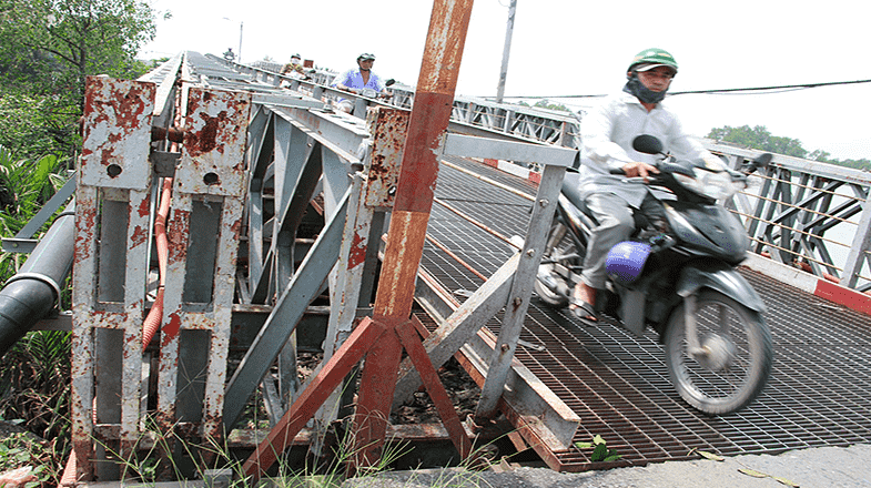 Cầu sắt trên đường Lê Văn Lương chưa được nâng cấp