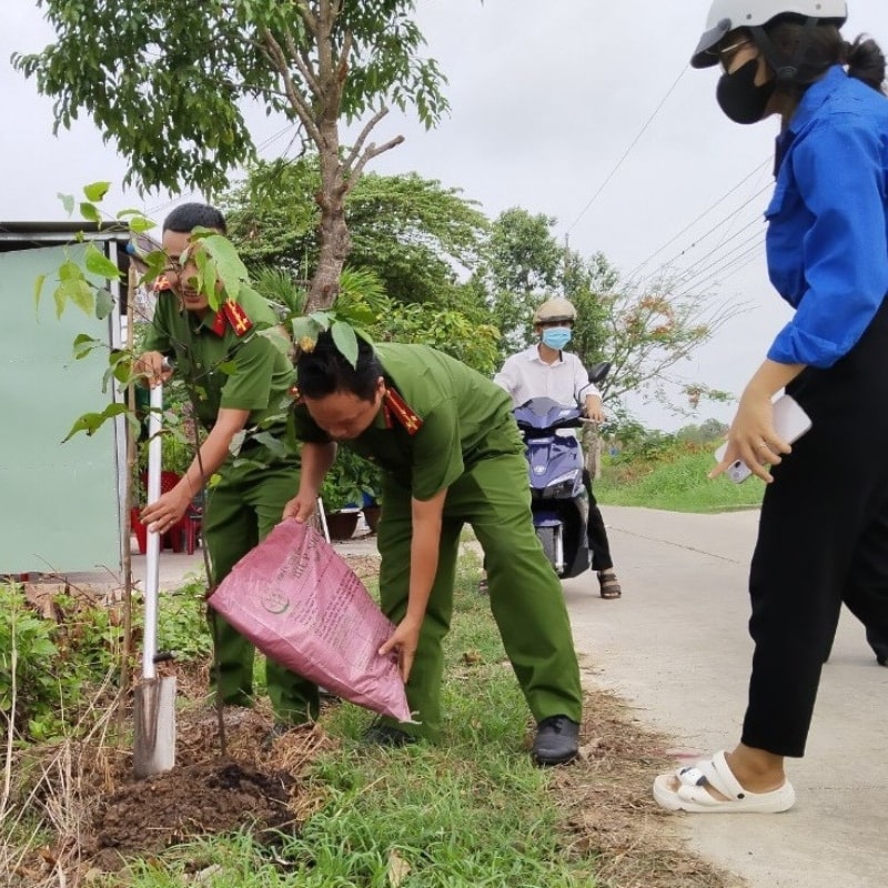 Công an xã thường làm việc trong giờ hành chính, bạn nên liên hệ trước để xác nhận lịch làm việc.