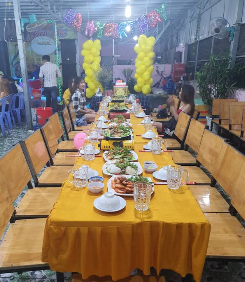 Yến Nhi là địa điểm họp mặt ăn uống thân quen của người dân nơi đây