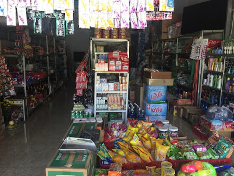 Sản phẩm trong cửa hàng đa dạng được sắp xếp gọn gàng