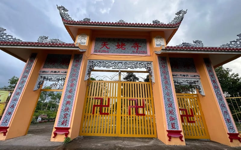 Bạn có thể dễ dàng di chuyển đến chùa theo hai hướng khác nhau